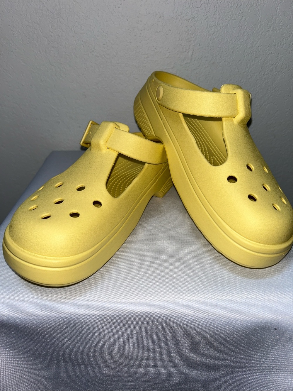 CROCS Like New Mary Jane Mule Clogs Butter Yellow Sandals Pink Women sz 7